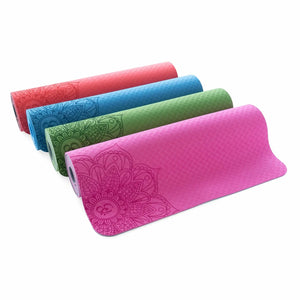 plusieurs tapis de yoga de diverse couleur