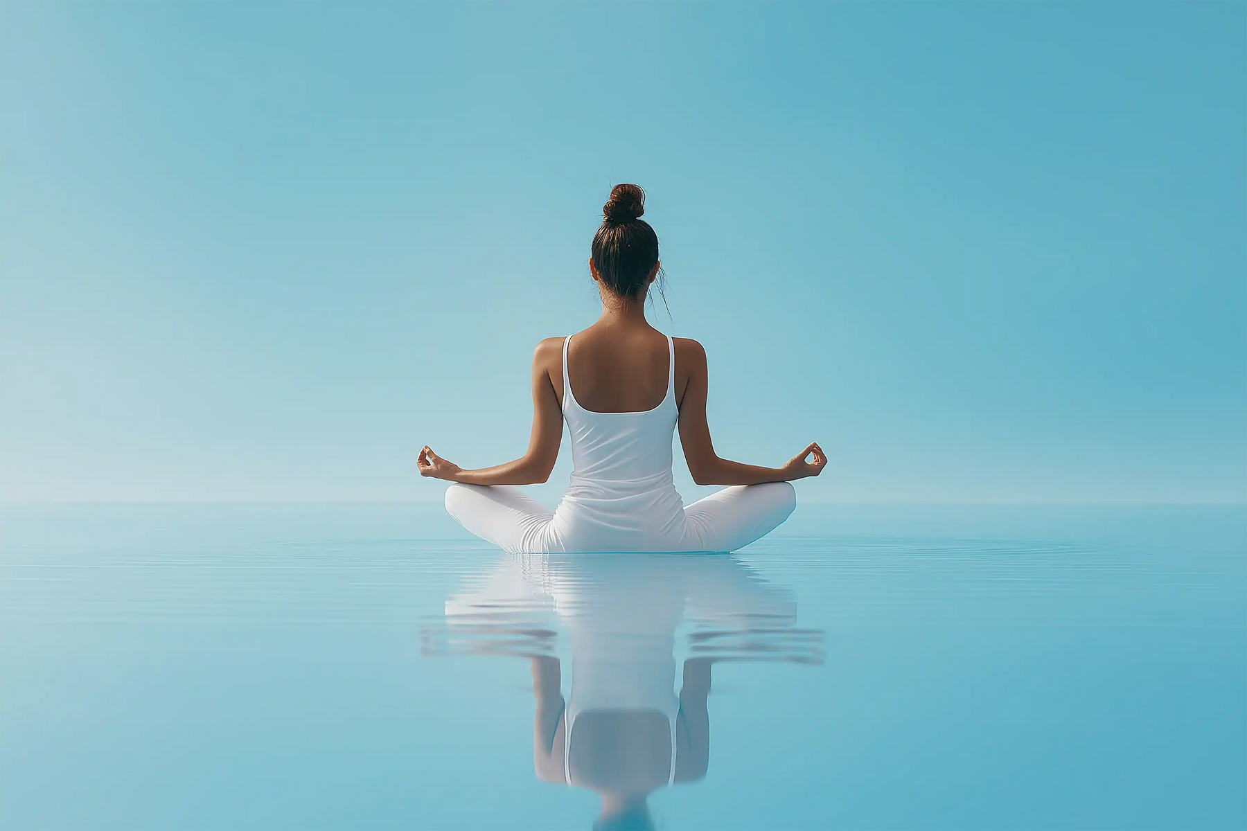 femme faisant du yoga sur l'eau